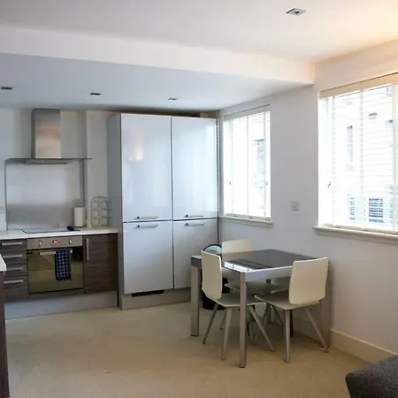 Apartment Super Central City - 1 Bedroom Sleeps 4