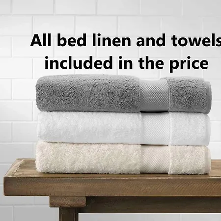 Ideal Location With Free On-site Private Parking Lägenhet