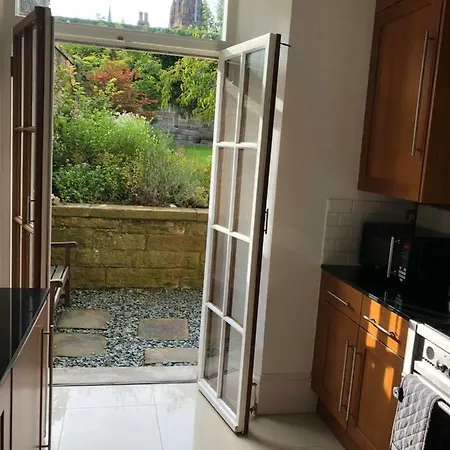 Beautiful Belgrave Garden Apt. *
