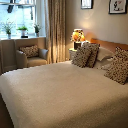 Beautiful Belgrave Garden Apt.