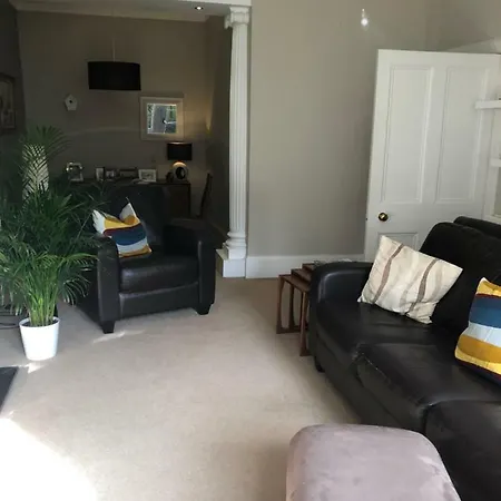 Beautiful Belgrave Garden Apt. *