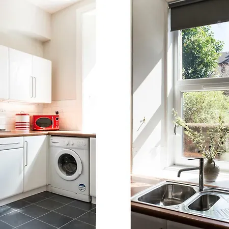 Beautiful, Traditional 2 Bedroom Main Door Flat Edinburgh