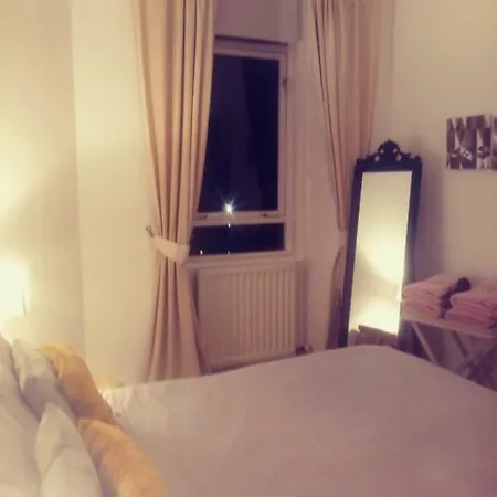 דירה Flat Sleeps 4, Free Wifi & Parking