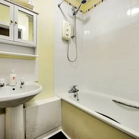 Airport Direct Bus & Spacious Main-door Apartment Edinburgh