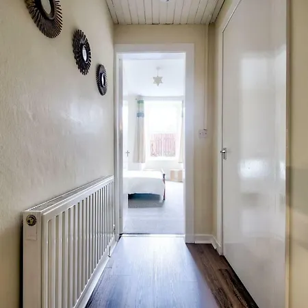 Airport Direct Bus & Spacious Main-door Edinburgh