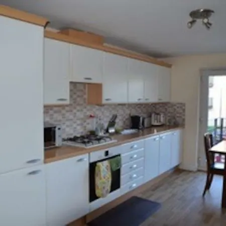 Spacious 3br Great Links To City! + Lift Appartement *