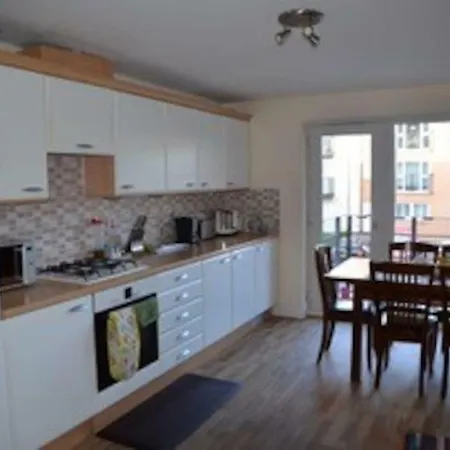 Spacious 3br Great Links To City! + Lift *