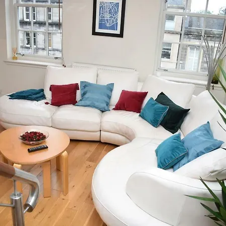 Modern And Bright Close To Princes St! Apartment