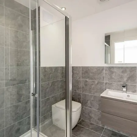 Newly Refurbished Duplex In City Centre *