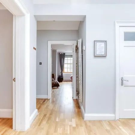 City Centre - 4 Bed Flat Apartment