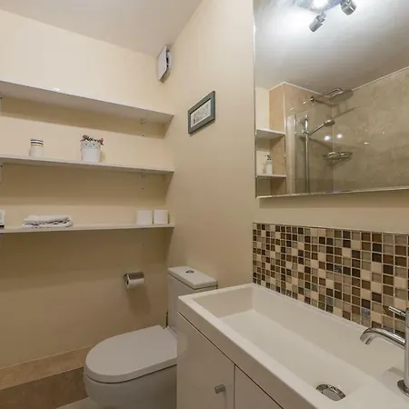 Two Bed City Centre With Private Parking *