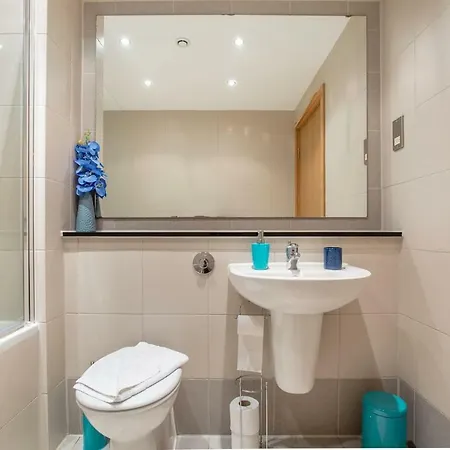 Beautiful 3br Seafront Apt. Balcony & Free Parking Apartment *