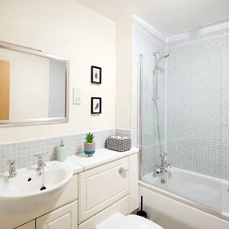 Spacious & Modern Two Bed Ground Floor Apartment!