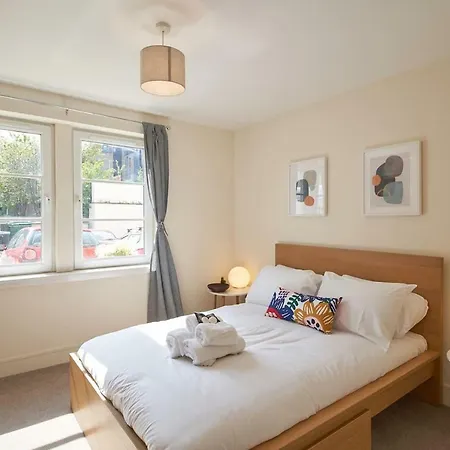 Apartment Spacious & Modern Two Bed Ground Floor Apartment! Edinburgh