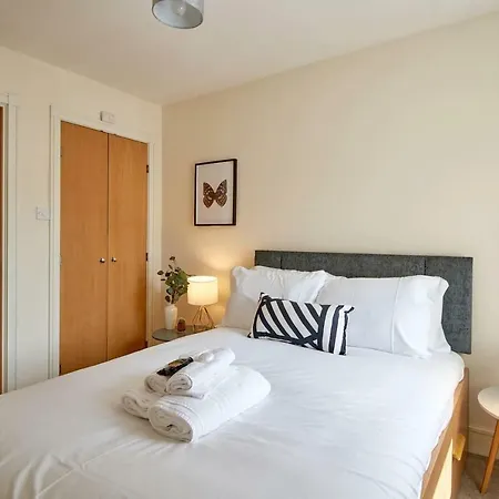Spacious & Modern Two Bed Ground Floor Apartment! Apartment