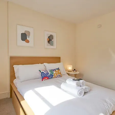 Apartment Spacious & Modern Two Bed Ground Floor Apartment!