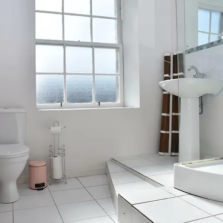 Castle Views In Spacious 2 Bed Georgian Flat
