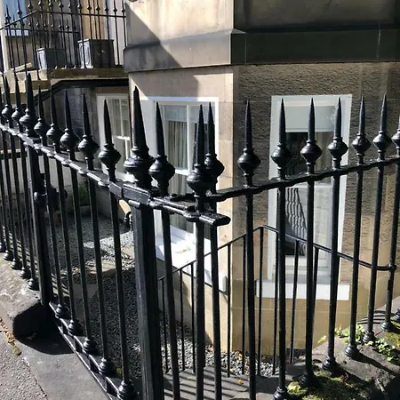 Beautiful Belgrave Garden Apt. Edinburgh