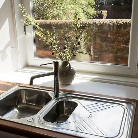 Beautiful, Traditional 2 Bedroom Main Door Flat * Edinburgh