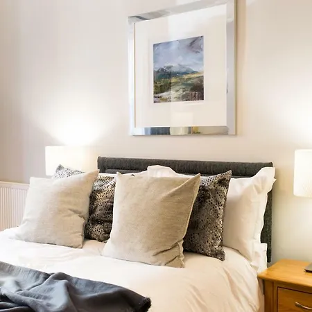 Beautiful, Traditional 2 Bedroom Main Door Flat