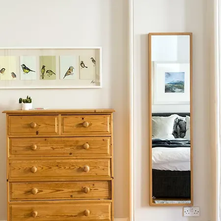 Apartment Beautiful, Traditional 2 Bedroom Main Door Flat *