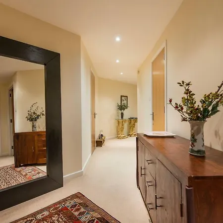 Scottish Stays - The Artworks 2 Bedroom Apartment Edinburgh