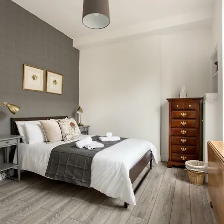 Spacious And Bright Central אדינבורו