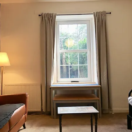 One Bedroom Spacious Flat In London Road