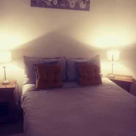 Flat Sleeps 4, Free Wifi & Parking דירה *
