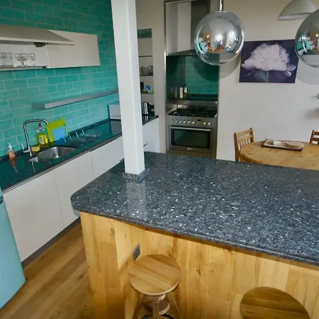 Spacious 2 Bed Next To Royal Mile & Waverley 에든버러