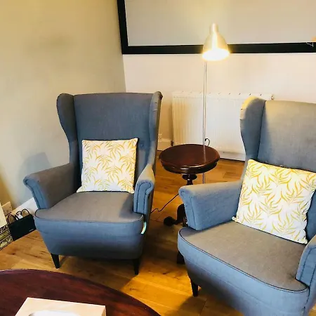 Spacious 2 Bed Next To Royal Mile & Waverley * 에든버러