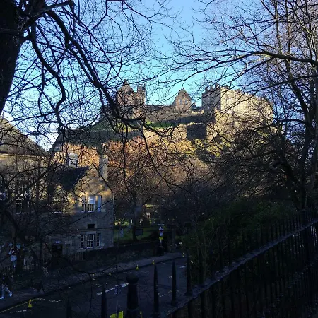 Old Town Apartment, Spacious 2 Bedroom 3rd Floor Close To Castle, Stair Access Only * Edinburgh