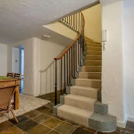 2 Bedroom Georgian Apt W/ Garden Minutes From Centre דירה אדינבורו
