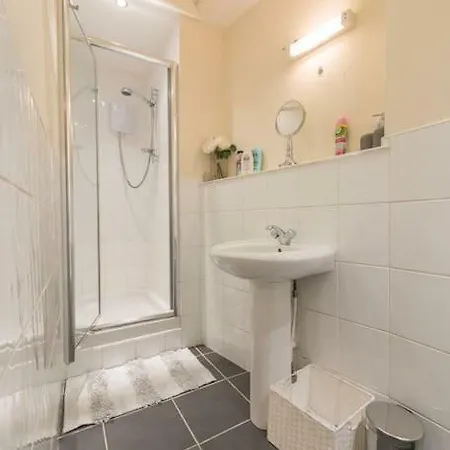 Central Spacious In Haymarket Area *