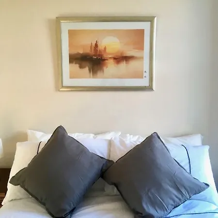 Cosy Cottage: Private Garden & Off-street Parking