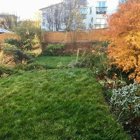 Apartment Cosy Cottage: Private Garden & Off-street Parking *