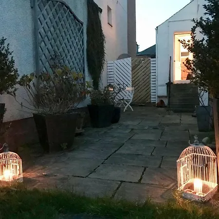Cosy Cottage: Private Garden & Off-street Parking Edinburgh