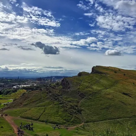 Cosy Cottage: Private Garden & Off-street Parking Apartment Edinburgh