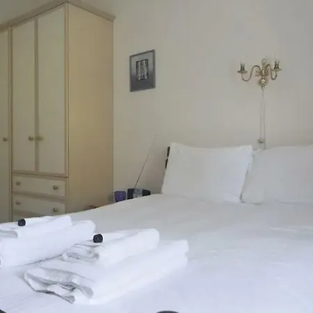 Traditional Flat In Affluent Morningside Area Apartment *