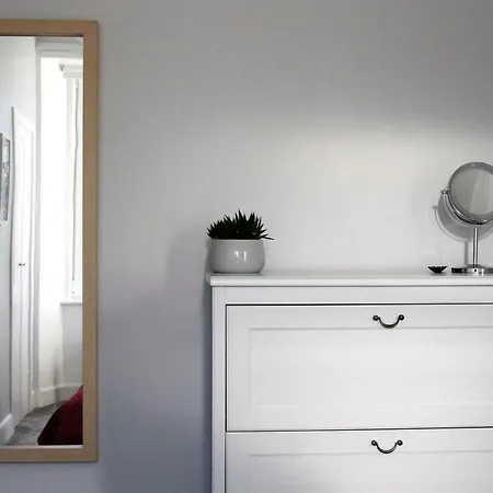 Apartment Warm Bright Flat, Perfect For Exploring