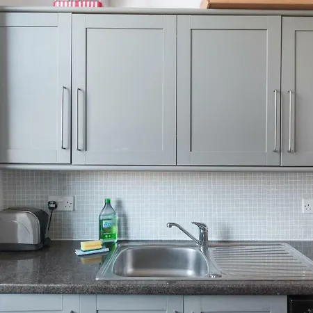 Large Designer's Flat Near Park And The Shore, Free Parking