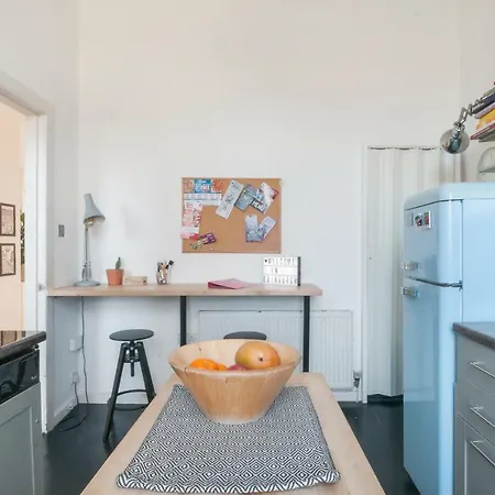 Apartment Large Designer's Flat Near Park And The Shore, Free Parking