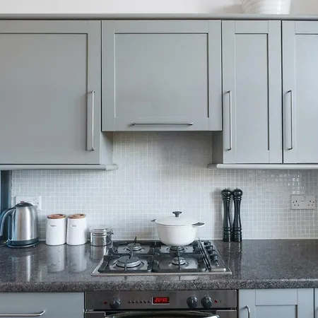 Large Designer's Flat Near Park And The Shore, Free Parking Apartment