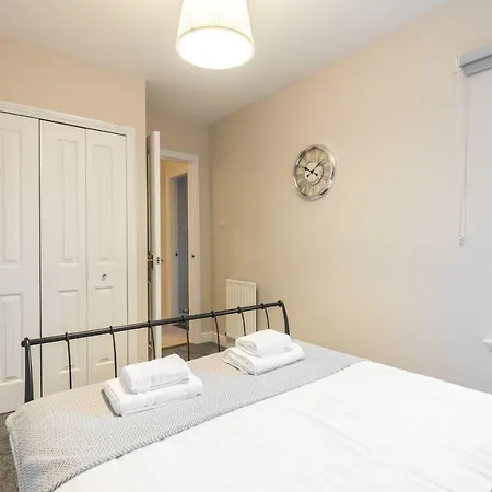 Modern Large Family With Private Parking