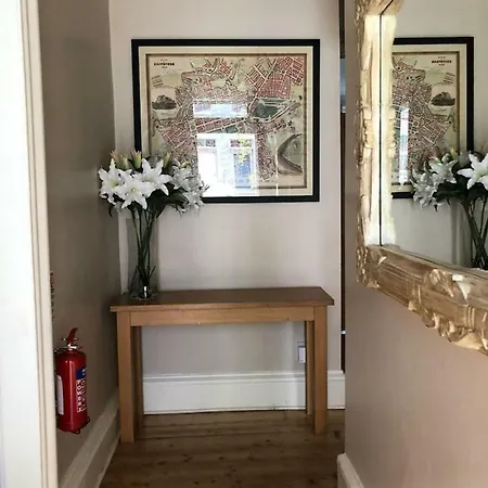 Spacious Four-bedroom Ground Floor City Centre Apartment *