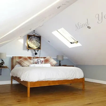 *new* Central Edinburgh, Historic 2br