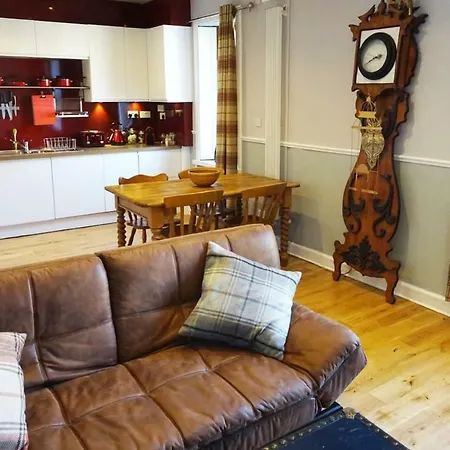 *new* Central Edinburgh, Historic 2br Apartament