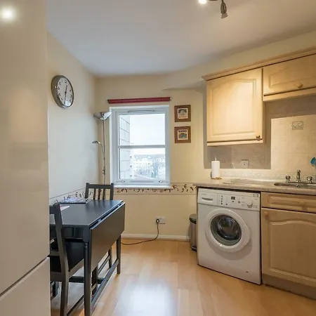 Two Bed City Centre With Private Parking *