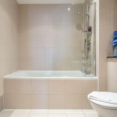 Apartment Beautiful 3br Seafront Apt. Balcony & Free Parking
