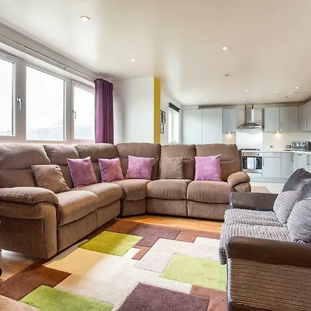 Beautiful 3br Seafront Apt. Balcony & Free Parking Apartment *